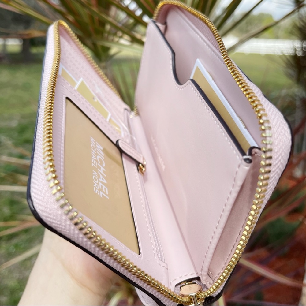 Gaby’sBags💕NWT Michael Kors Wallet/Wristlet - Picture 5 of 5